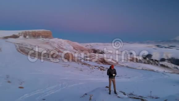 人控制射击无人机美丽的雪景冬天高加索日落视频的预览图