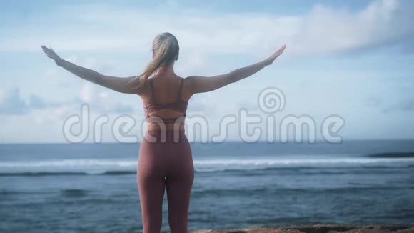 站在沙滩上的女孩举起双手放下双手视频的预览图