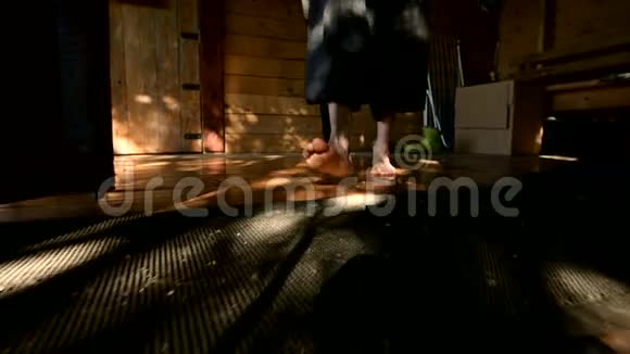 赤脚的人从房子里出来走下台阶走路走草特写镜头视频的预览图