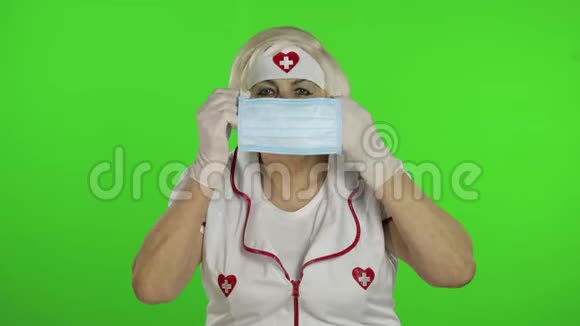 戴着防护面具的白人女医生大流行冠状病毒视频的预览图