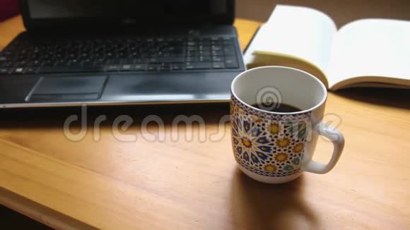 电脑旁边的咖啡杯视频的预览图
