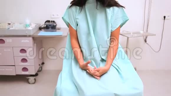 焦急的病人坐着等待医生视频的预览图