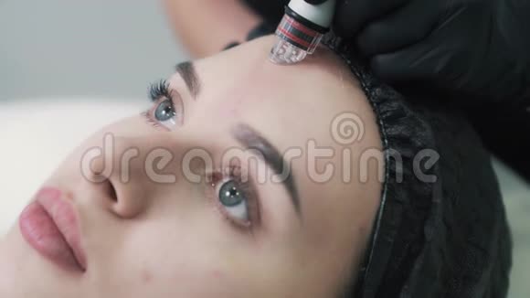 特写美容师用手在女人脸上做水剥皮术视频的预览图
