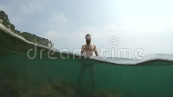 长着胡须的毛人腰深在水里脸上戴着面具特写视频的预览图