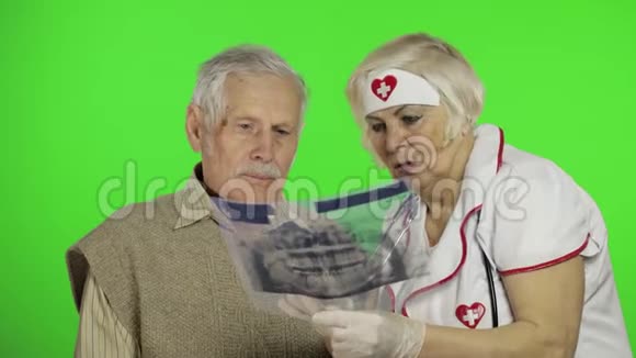 成熟女性护士医生检查老年病人男性问题视频的预览图