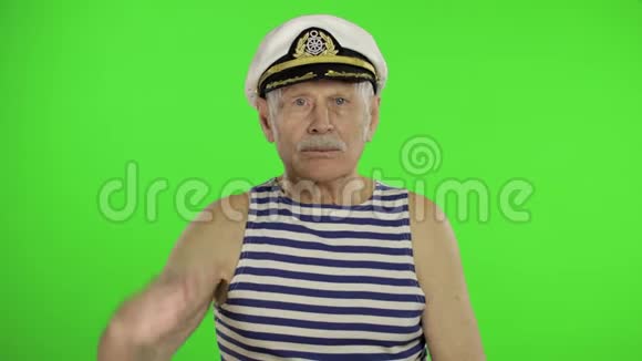 老人水手用手对着镜头敬礼老帆船在铬钥匙上视频的预览图