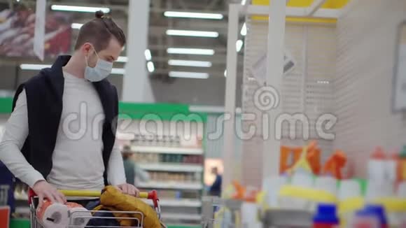 男人在超市里储存卫生纸有外科口罩视频的预览图