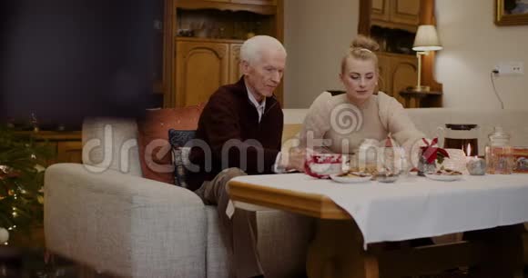 为祖父在圣诞杯中喝黑咖啡的女人视频的预览图