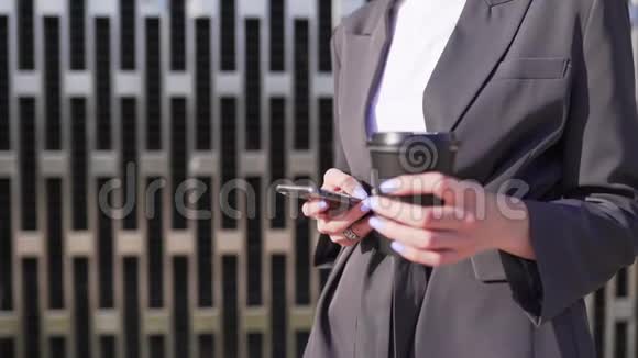 贴身商务女性手里拿着无乳糖的咖啡和电话商务女性在午餐时使用视频的预览图