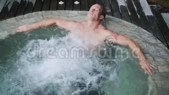 肌肉发达的帅哥放松享受按摩浴缸慢动作视频的预览图