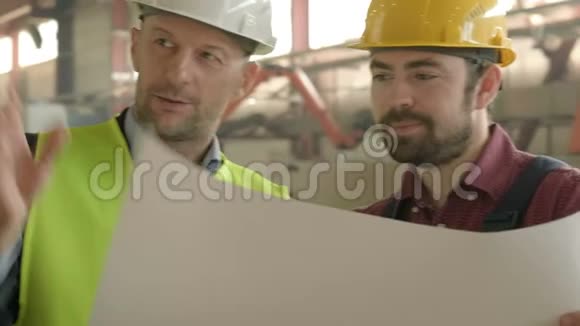 两位工程师在工厂带着蓝图视频的预览图