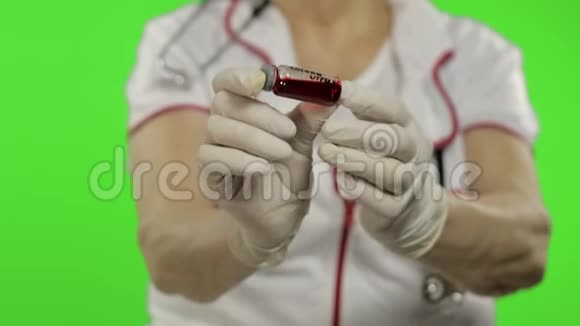 手的老年女医生试管与分析冠状病毒Covid19视频的预览图