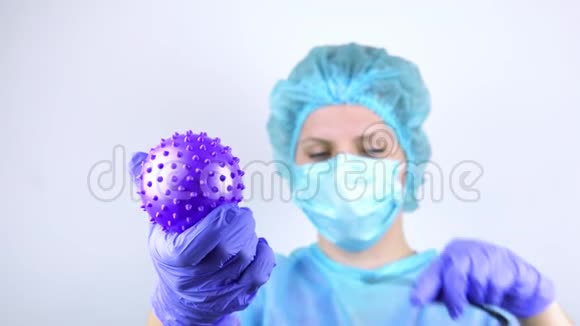 一个医生一个女人手里拿着一个冠状病毒看着它视频的预览图