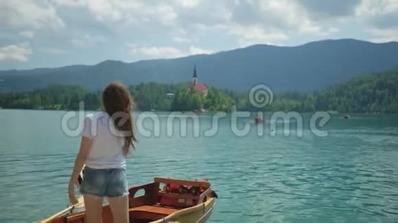 斯洛文尼亚在著名的湖上度假在夏天流血视频的预览图