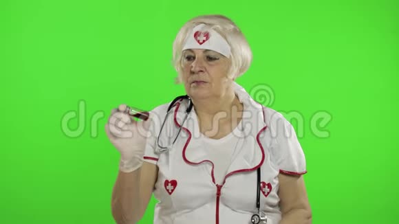 年长的女医生对着镜头说话试管与分析冠状病毒视频的预览图