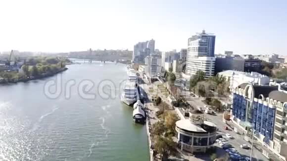 河边的堤岸视频的预览图