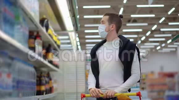 在冠状病毒流行期间买主正在超市购物视频的预览图