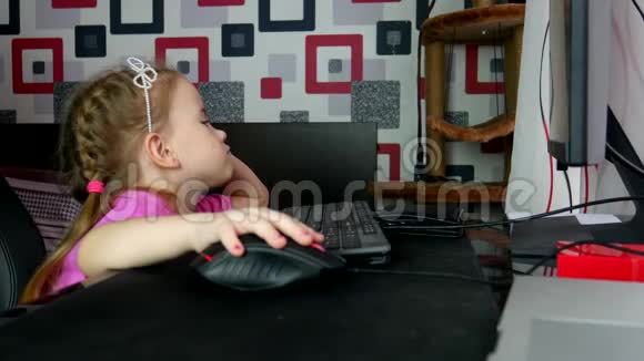 一个在电脑上玩的孩子快乐的小女孩玩电脑游戏视频的预览图