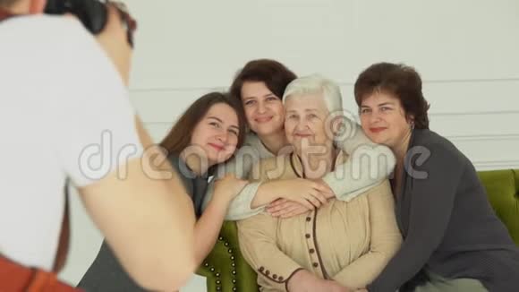 摄影师正在给一位老妇人和她的孙女拍照视频的预览图