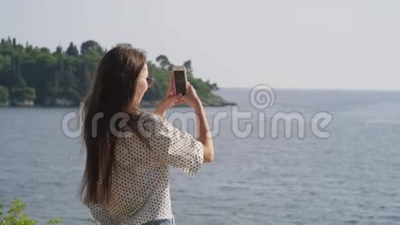 移动的女孩在拍摄风景如画的海景视频的预览图