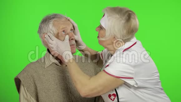 成熟女性护士医生检查老年病人男性问题视频的预览图