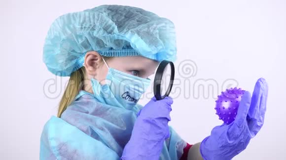 一个医生一个孩子手里拿着一个冠状病毒看着它他通过放大镜学习冠状病毒视频的预览图