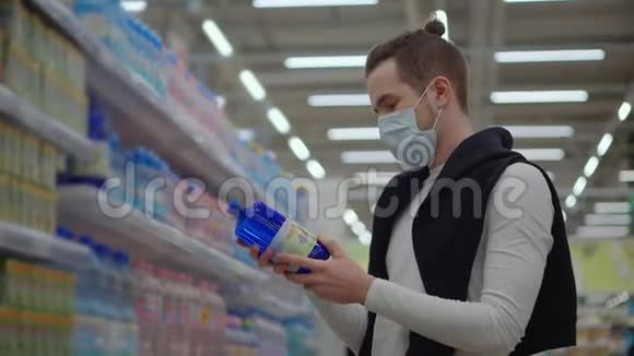 季节性呼吸道疾病流行期间在食品店购物的男子视频的预览图