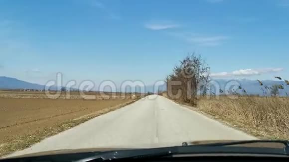 在空旷的乡村道路上行驶视频的预览图