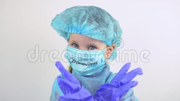 戴着医疗面具的女孩说停止冠状病毒假装不同意视频的预览图