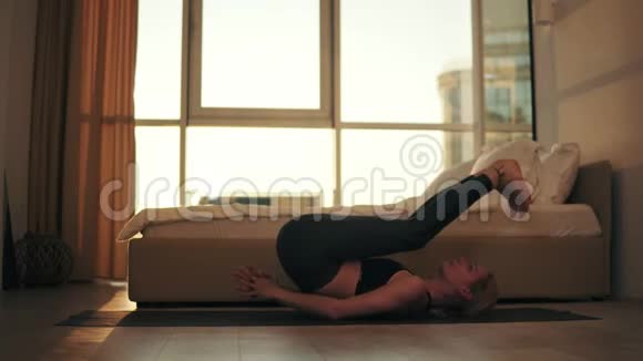 瑜伽女孩做沙文加萨纳犁姿势从放松心脏肌肉愈合脊柱加强然后回到视频的预览图