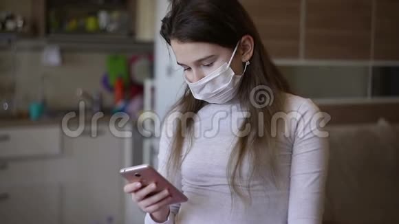 因感染中国而被隔离的流行病少女看着手机自焚视频的预览图