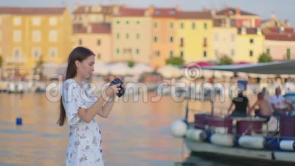 抓住罗维尼码头的女孩克罗地亚视频的预览图