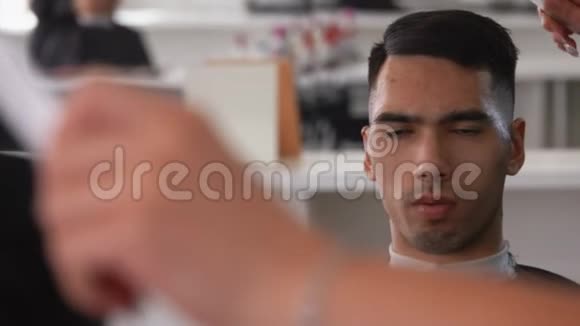 理发师的手在做一台男性理发机视频的预览图