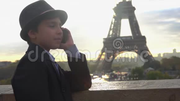 戴着帽子的帅哥在打电话看着埃菲尔铁塔视频的预览图