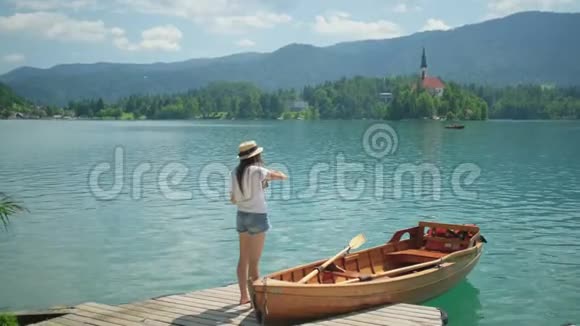 旅游妇女正在拍摄布莱德湖上的著名岛屿视频的预览图