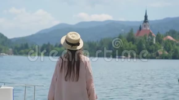 探索斯洛文尼亚的自然女人走在布莱德湖上视频的预览图