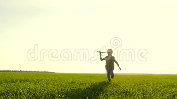 一个小男孩在草地上玩玩具飞机快乐的孩子视频的预览图