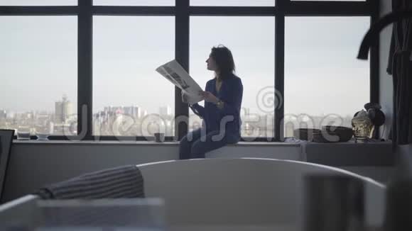 开朗的白种人女人把报纸放在窗台上伸展快乐女商人消费画像视频的预览图