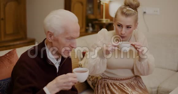 孙女在圣诞节听祖父讲话视频的预览图