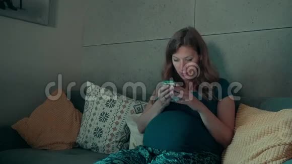 有智能手机的快乐孕妇视频的预览图