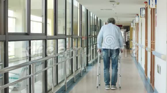 亚洲老人在疗养院散步视频的预览图