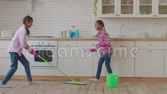 非洲裔美国姐妹拖厨房地板视频的预览图