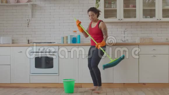 在清理过程中女人用拖把跳舞唱歌视频的预览图