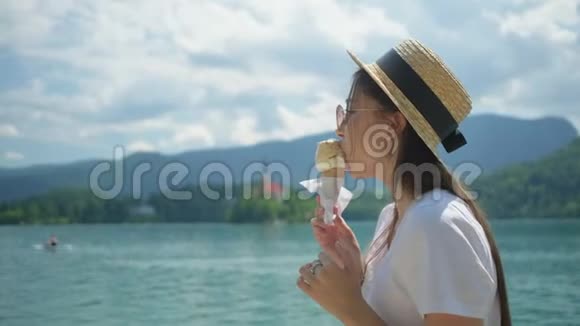 斯洛文尼亚布莱德湖边吃冰激凌的女孩视频的预览图