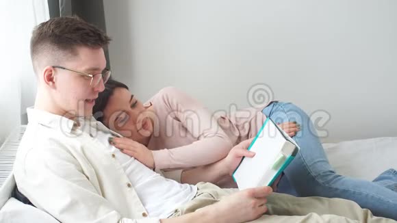 年轻貌美的一对夫妇晚上要看书视频的预览图