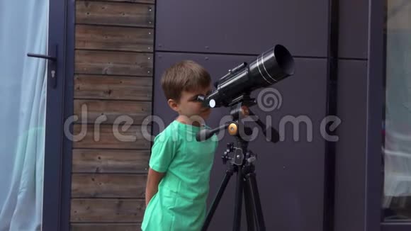 小男孩用望远镜观察天空视频的预览图