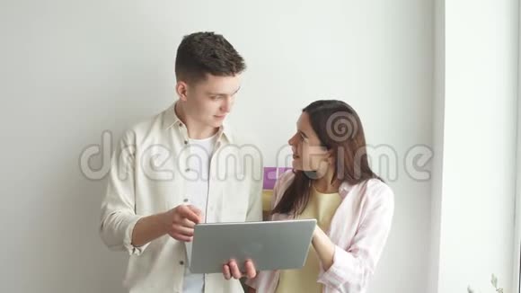 有魅力的男人和女人用笔记本电脑远程检疫工作冠状病毒视频的预览图