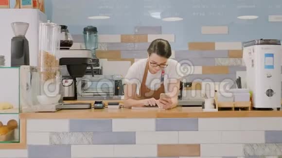 收银员在咖啡厅使用平板电脑视频的预览图