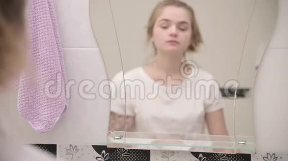熟睡的女孩洗着白色的澡走到镜子前擦着脸特写焦点视频的预览图