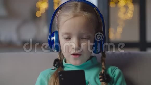 戴着耳机听音乐的小女孩视频的预览图